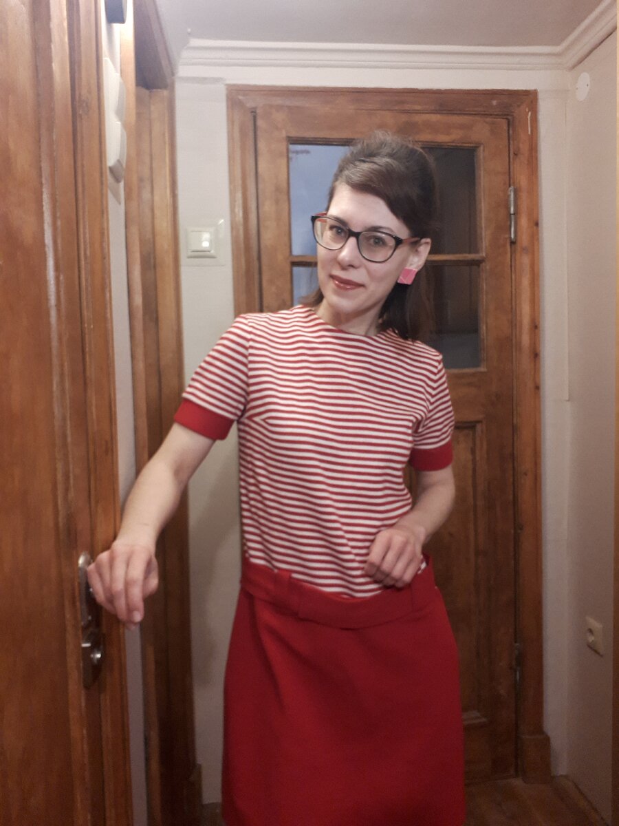 За что люблю: заниженная линия талии, широкий пояс на бёдрах, полоски, силуэт "трапеция"