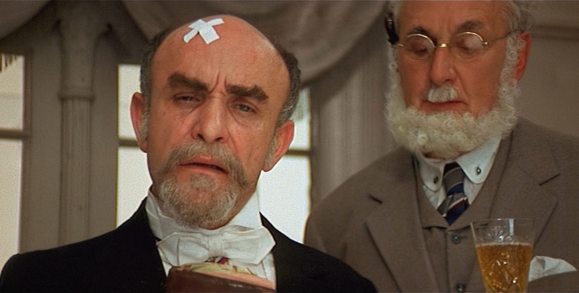 Кадр из фильма «Корона Российской империи, или Снова неуловимые» Эдмонда Кеосаяна,1971 г.