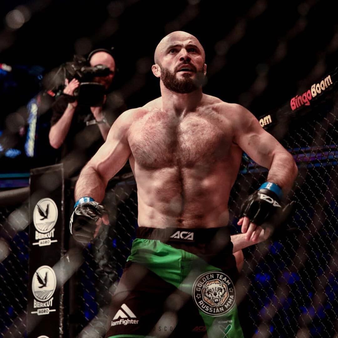 Популярный российский боец Магомед Исмаилов обрушился с резкой критикой на своего будущего соперника Александра Емельяненко, который посоветовал болельщикам пить перед тренировкой энергетические напитки.