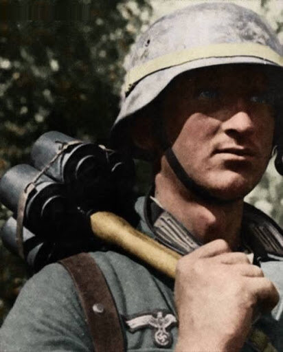 Немецкий солдат со связкой ручных гранат Stielhandgranate M24