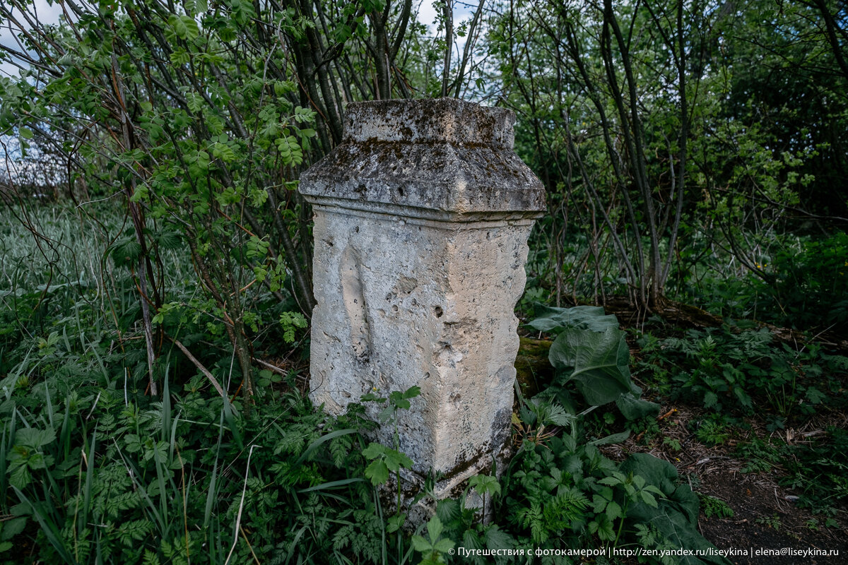 Заброшенный храм и старые могильные камни на вершине холма - все что осталось от села Нехорошево