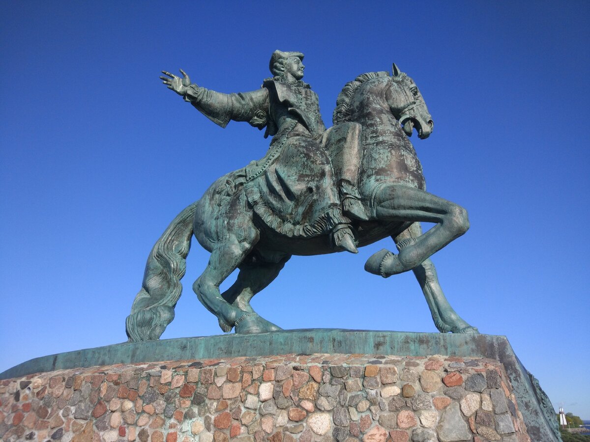Елизавета Петровна, в мундире и на коне.