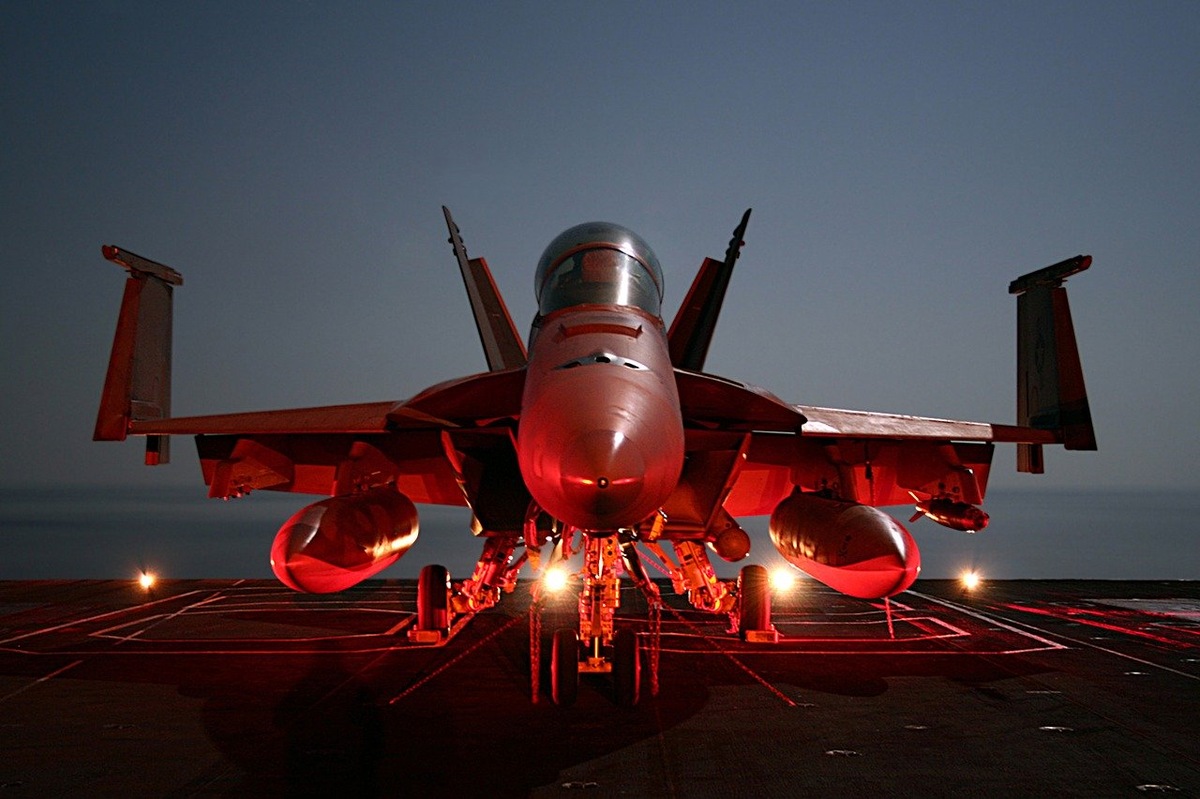 Истребитель F-18 Super Hornet