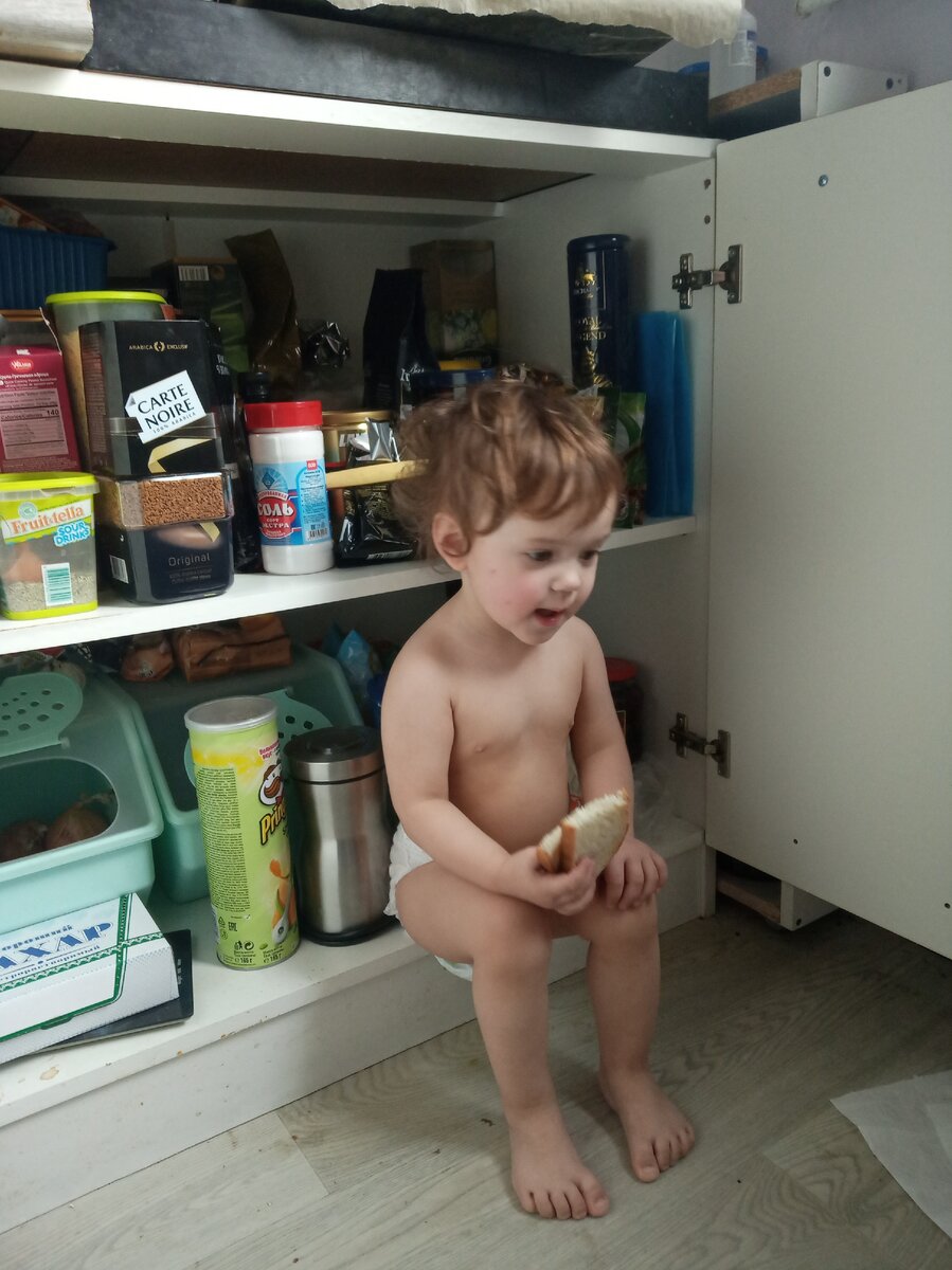 Рассказывает что-то папе