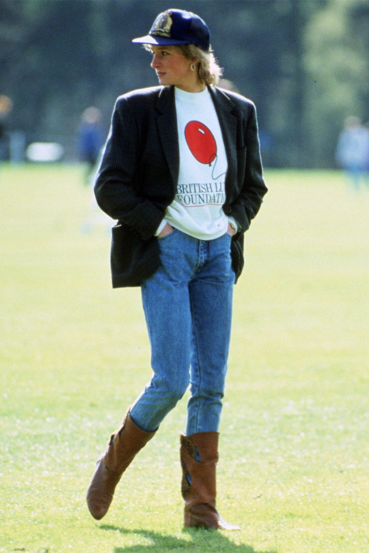 Сочетание широкого пиджака и джинсов и сегодня на пике уличной моды