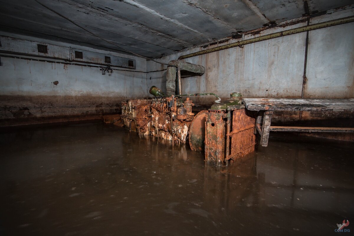Заброшенное советское бомбоубежище, затопленное по пояс ледяной водой. Мы тут первые гости за несколько десятков лет