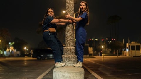 Очень добрый и веселый фильм. Больше бы таких.  Шутейки завезли, к просмотру. 