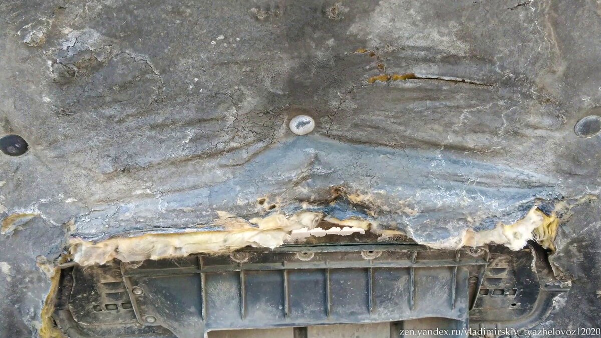 Шумоизоляция у двигателя выглядит примерно так