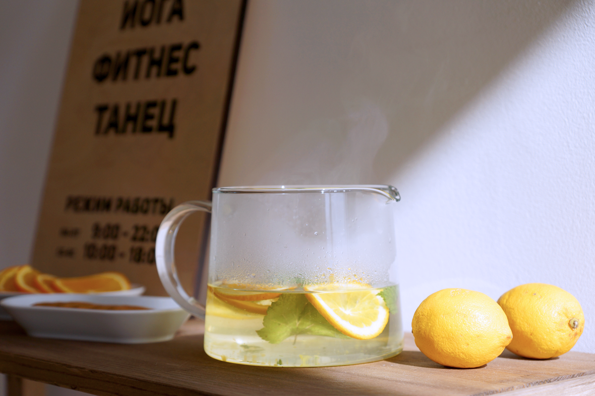 Стакан теплой воды с лимоном станет прекрасной альтернативой утреннему кофе