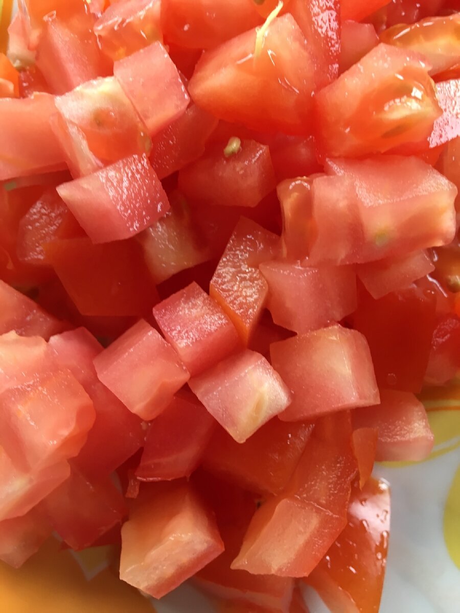 томаты нарезанные кубиками. помидоры порезанные крупными кубиками. мелко нарезанные помидоры. помидор нарезанный кубиками. режем помидоры кубиками.