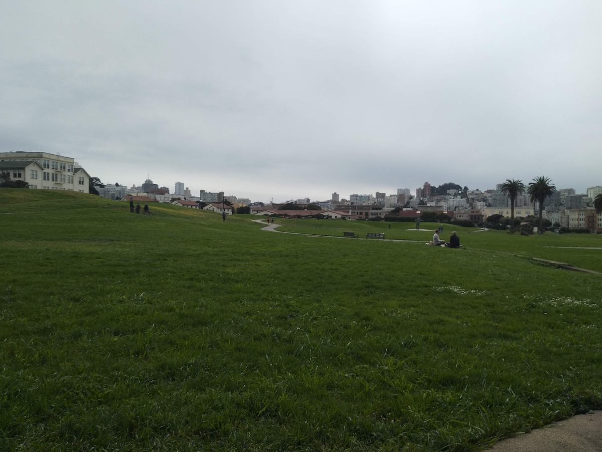 Подумайте о месте занятий. Если ребенку комфортнее заниматься в теплое время на открытом воздухе, почему бы и нет?