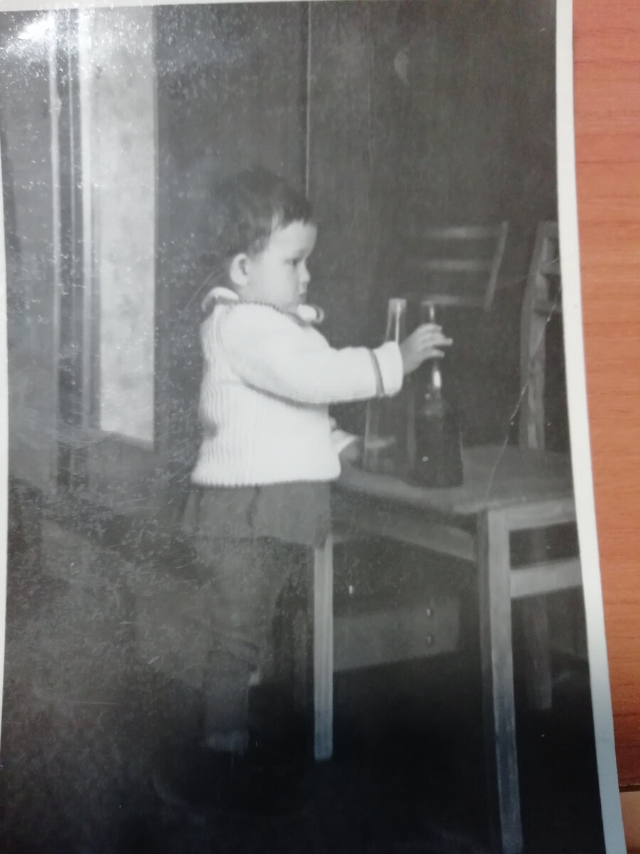 Не подумайте ничего плохого: выбираю между бутылками со своим любимым рыбьим жиром и жидким гематогеном. Февраль-март 1972 г.