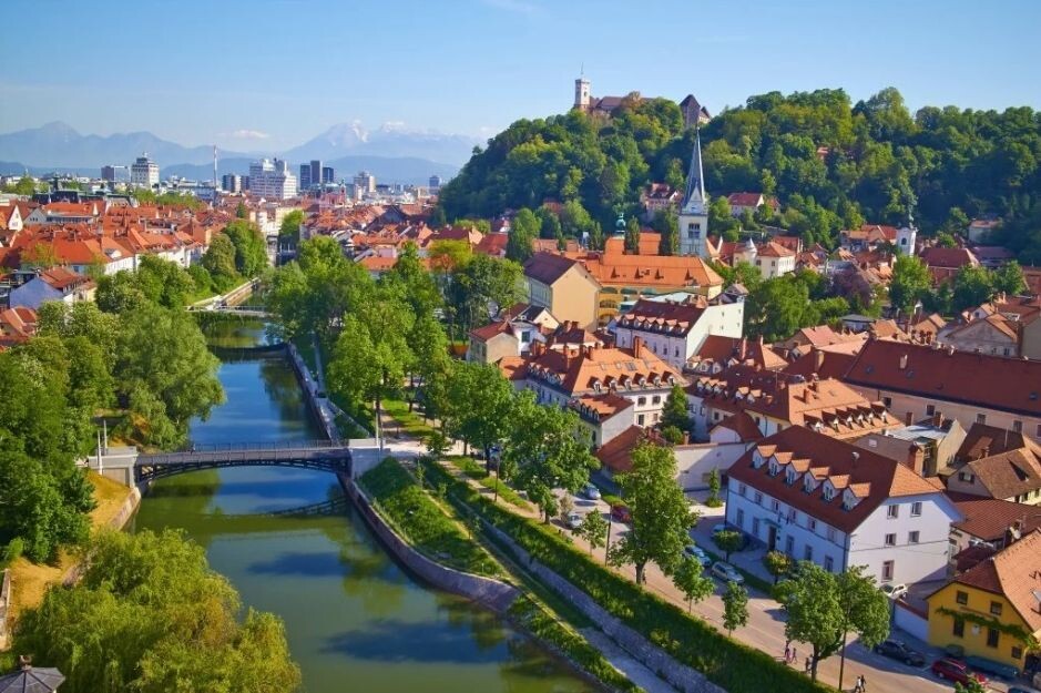 Важным фактором является культурная близость словенцев