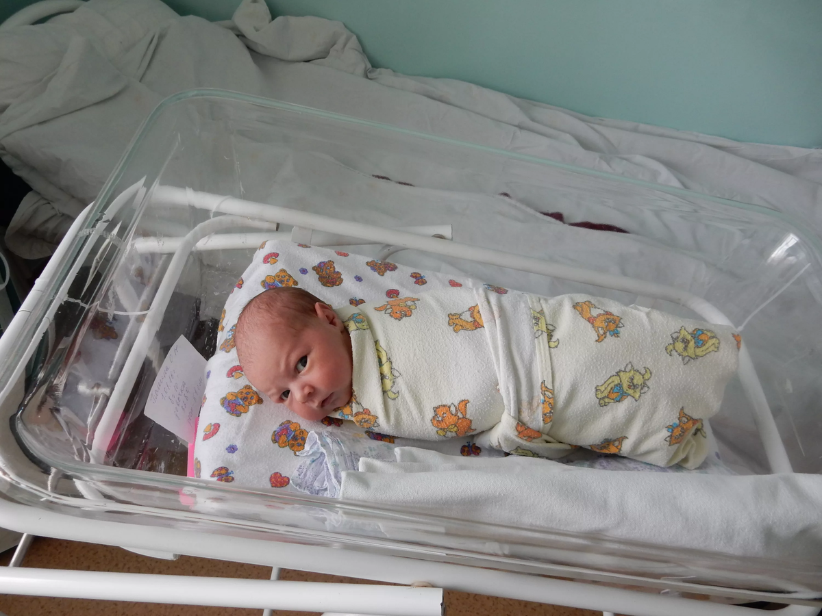 Первый день новорожденного в роддоме. Новорожденный ребеночек в роодоие. Новорожденный в рлддом.