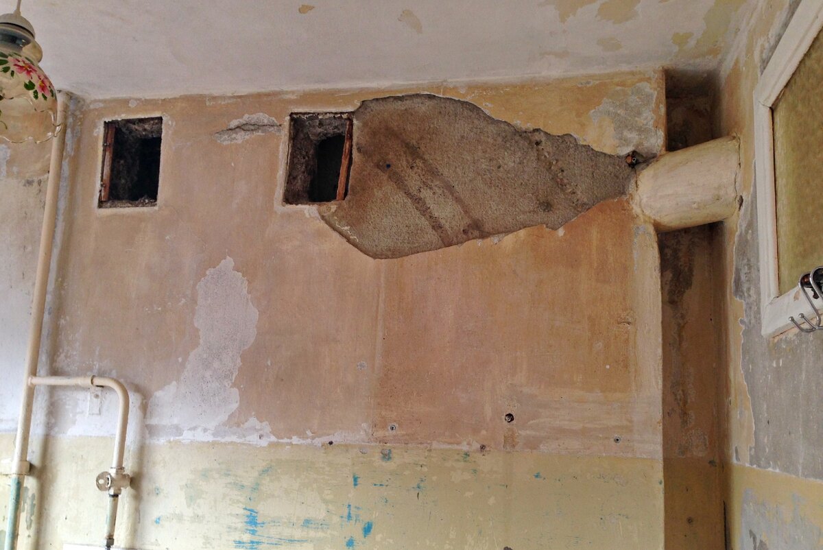 Листайте влево. Такая ямка образовалась после того, как я сняла навесной шкафчик