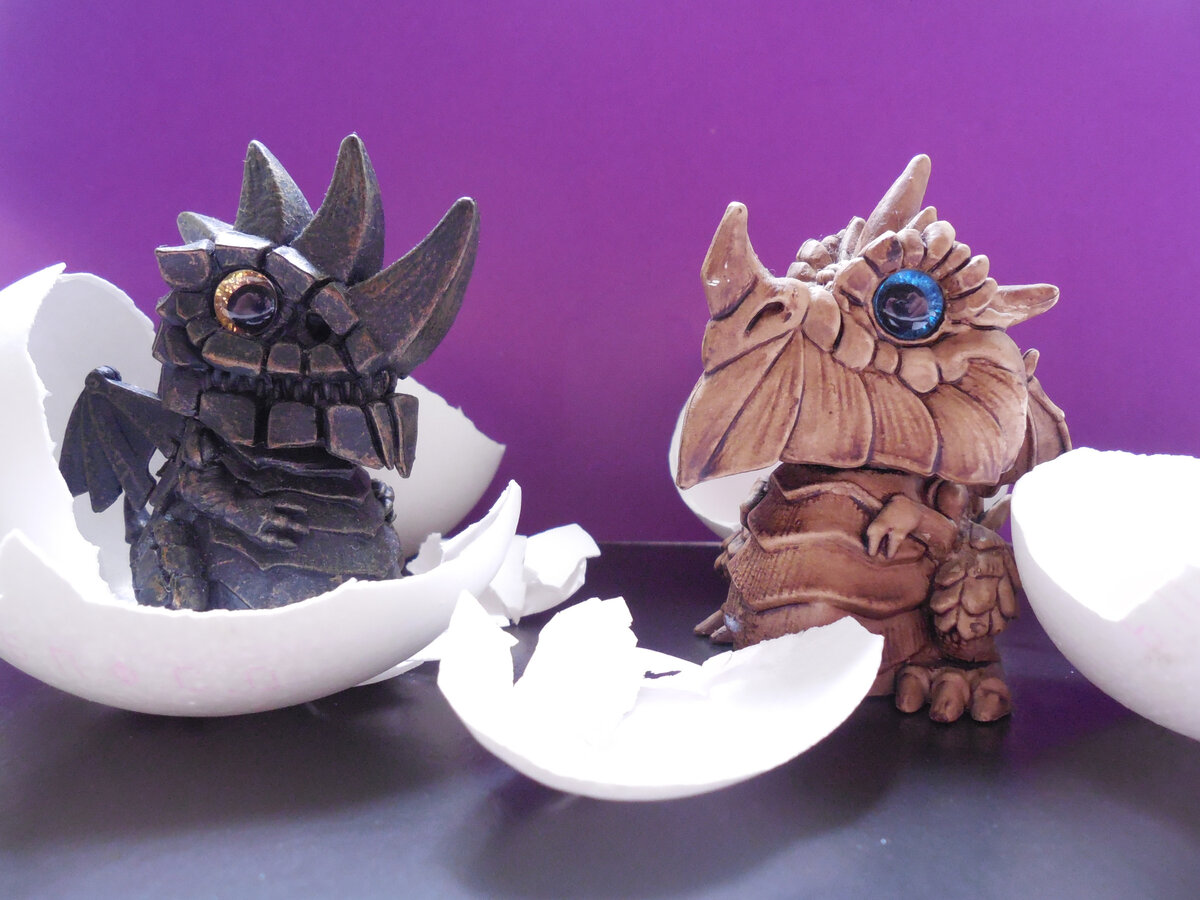 Речь про скорлупу от куриных яиц. А не от драконьих. Но курицы у нас на кухне нет, а эти дракончики согласились попозировать