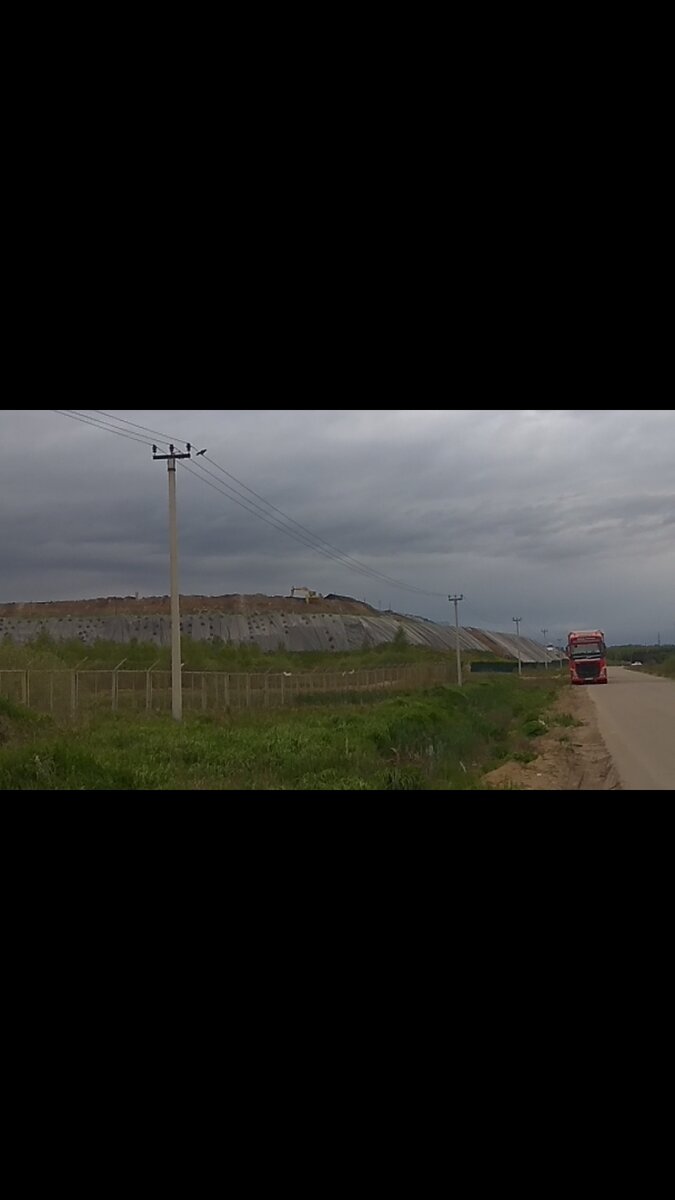 Вид на "красавицу" с расстояния 100-150 метров. Она застелена защитным покрытием несколько месяцев назад, но, смотрите, сколько уже навалили сверху! 