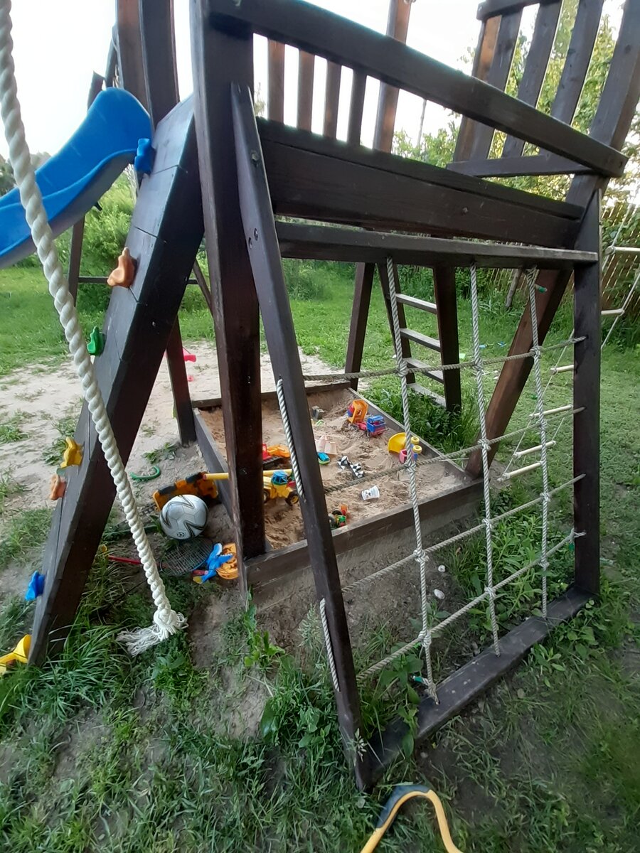 Вот эта боковая решётка называется "гладиаторской сеткой". Малая в свои 1,9 только так по ней карабкается