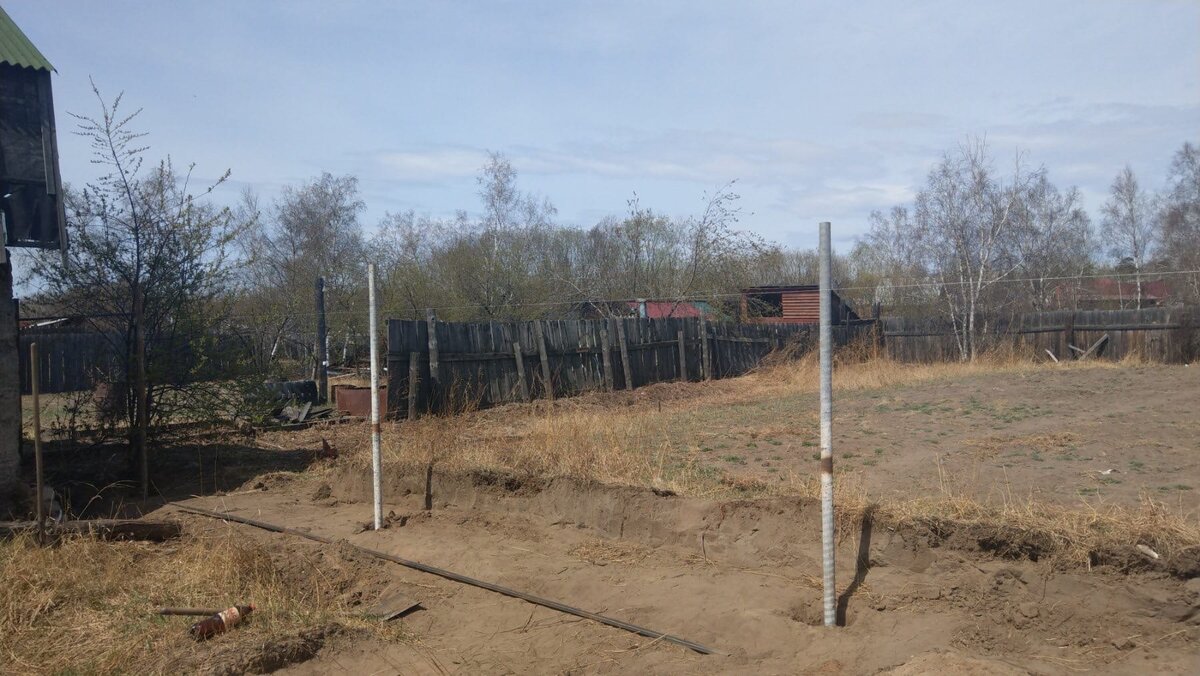 Выставили и вкопали столбы  