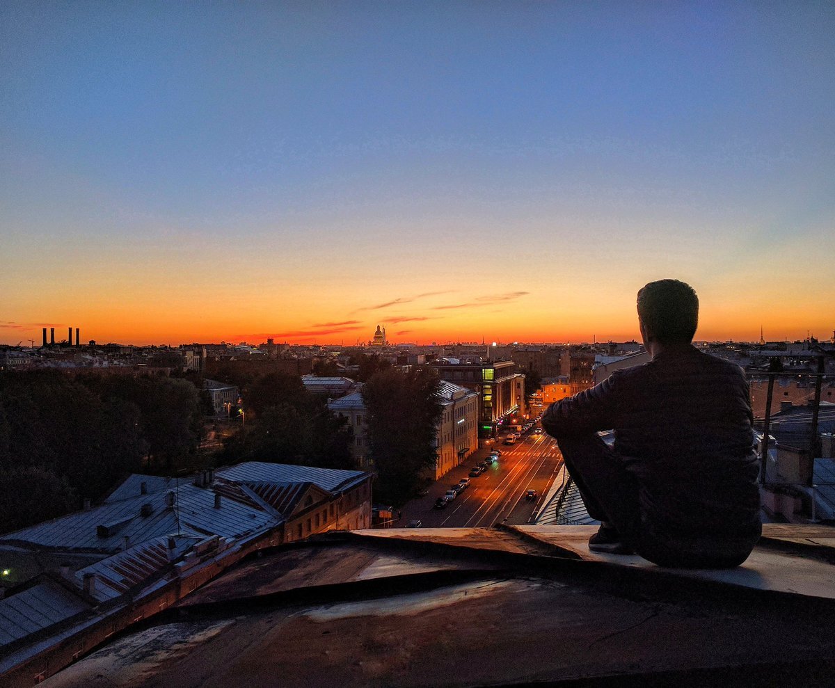 Парень фотограф со спины в городе