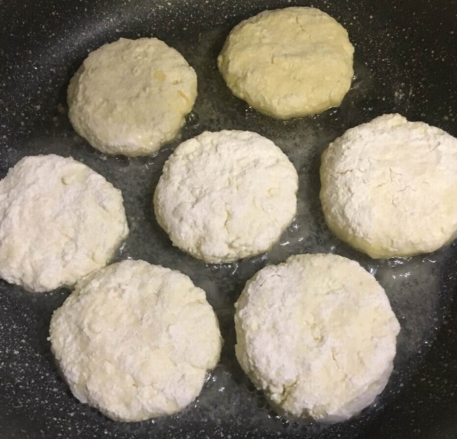 Сырники отправляем на сковородку