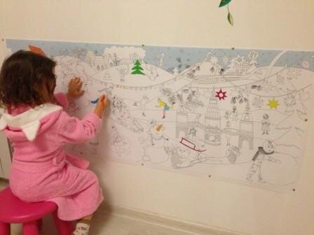 Для детской комнаты родители зачастую тщательно подбирают все, чтобы сделать не только красиво, эстетично, но и роскошно. Знакомы негодования взрослых, когда они обнаруживают испорченные обои. Понятно возмущение матери заметившей отметины от дротиков на отремонтированном потолке с рисунком звездного неба. После разъяснительной беседы с сыном, она подобрала другой материал и оклеила на свое усмотрение более интересный стиль. Спустя месяц женщина в панике вновь увидела детские шалости: пятна от пластилина, следы от пуль. В чем же дело? Напрашивается вывод, что мальчик не ценит трудов родителей, не бережлив и не аккуратен. На самом деле ему нравились и прежние обои, да и новые вполне привлекательны, но в них не было важных элементов лично для него. Обсудив некоторые детали, школьник вместе с родителями, создали индивидуальный образ потолка. Из остатков обоев звездного неба вырезали звезды и окружности, напоминающие иллюминаторы. Приобрели ещё один рулон по просьбе сына для использования в качестве бордюра. С помощью канцелярского ножа все дополнительные фигуры аккуратно вырезались, а на их месте появились идеи мальчика.