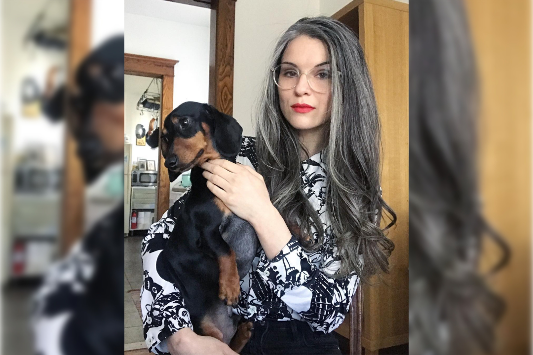 Юна и красива, не смотря на то, что седа.