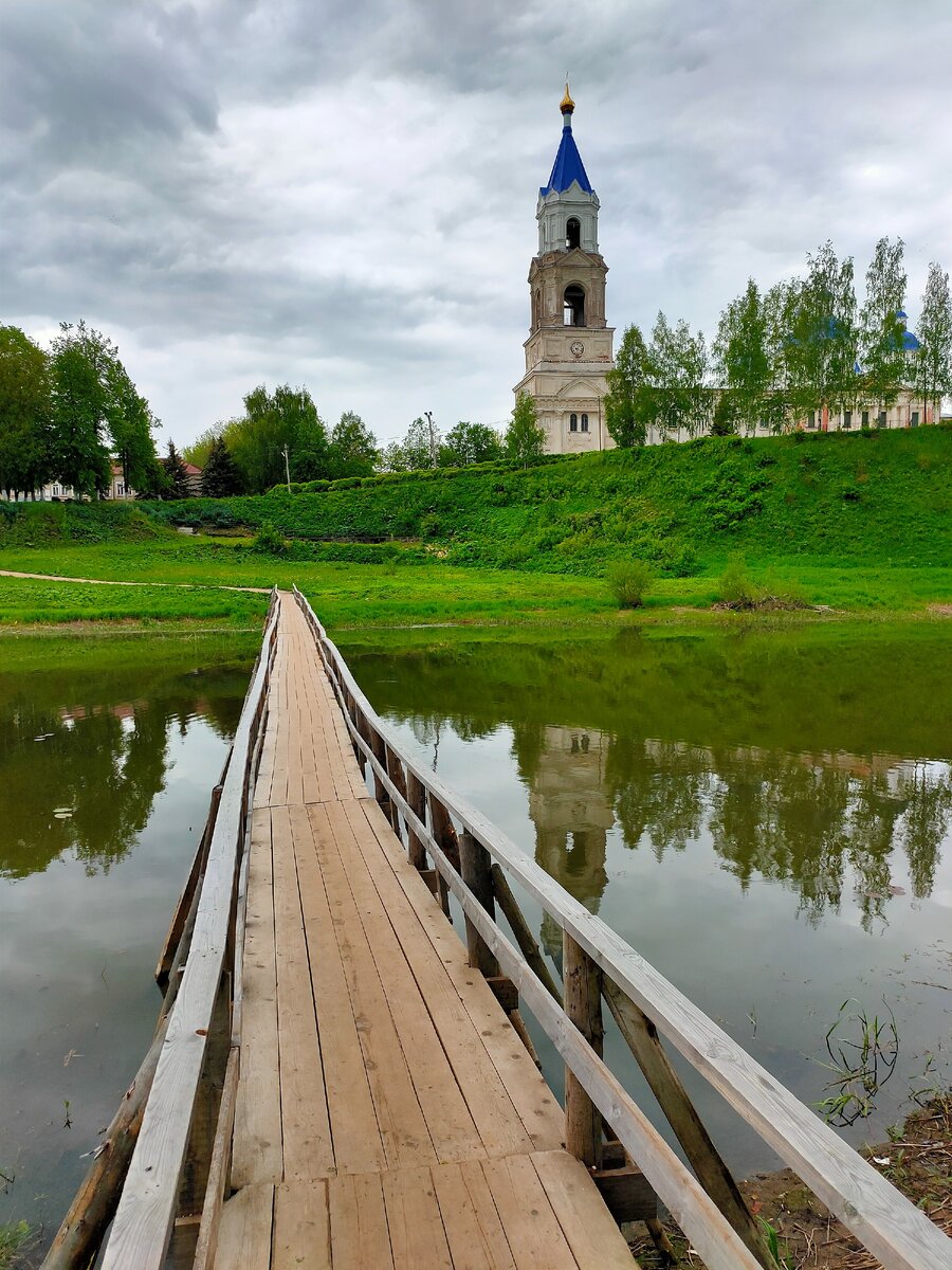 Храмы вдоль реки с высокой спинкой