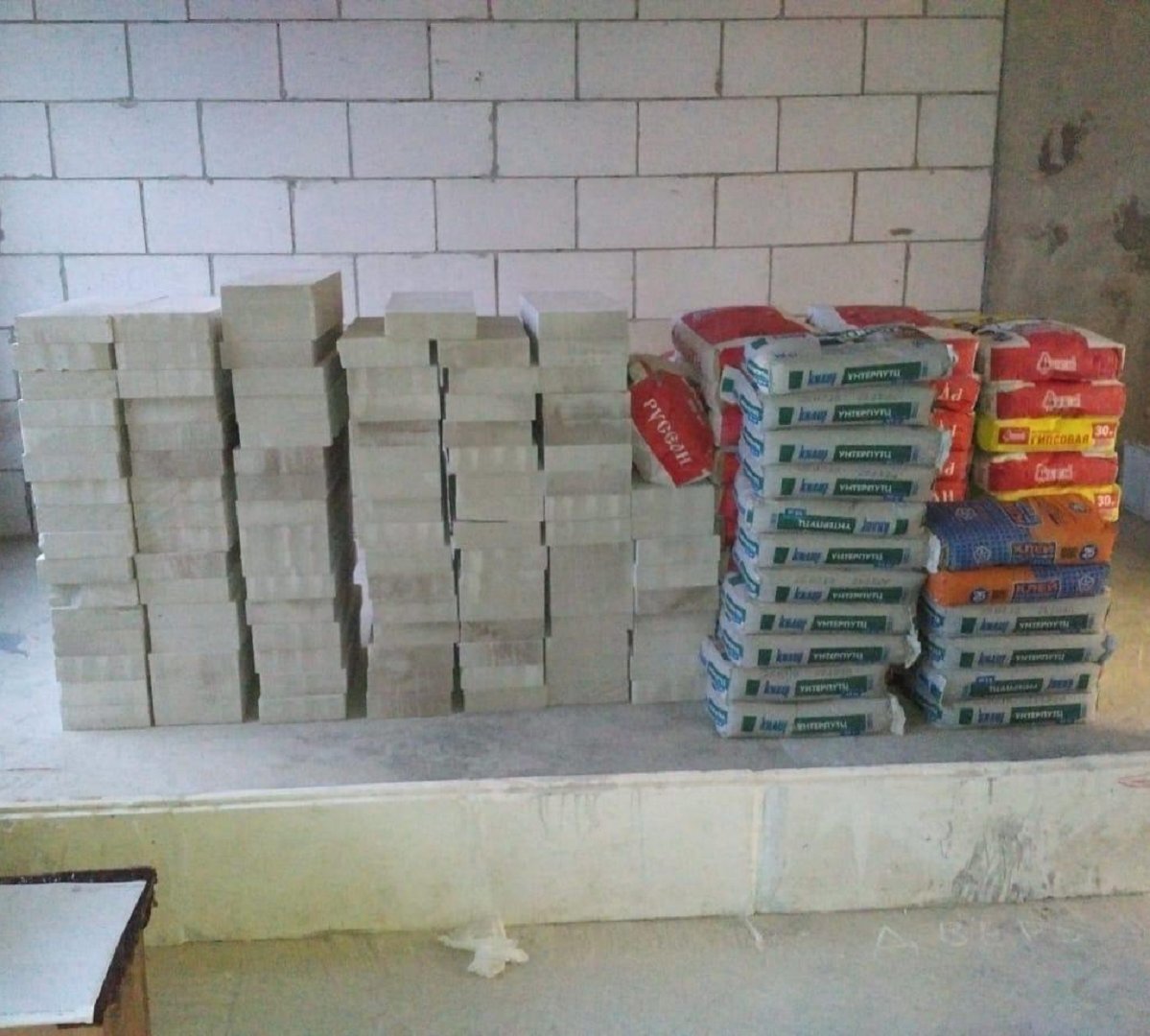 Сколько стоят черновые работы. Шумоизоляция шпаклевка. Смета на отделку квартиры. Оштукатуренная стена. Сколько стоят черновые работы.