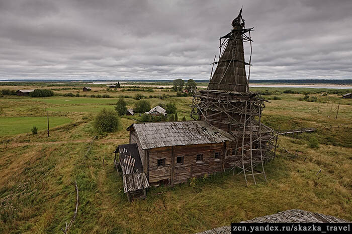 Заметьте какой крен у храма