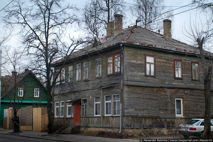 Старые бараки. Рыбинск двухэтажный бревенчатый Барак. Деревянные бараки Всеволожск. Барак деревянный двухэтажный. Старые двухэтажные дома.