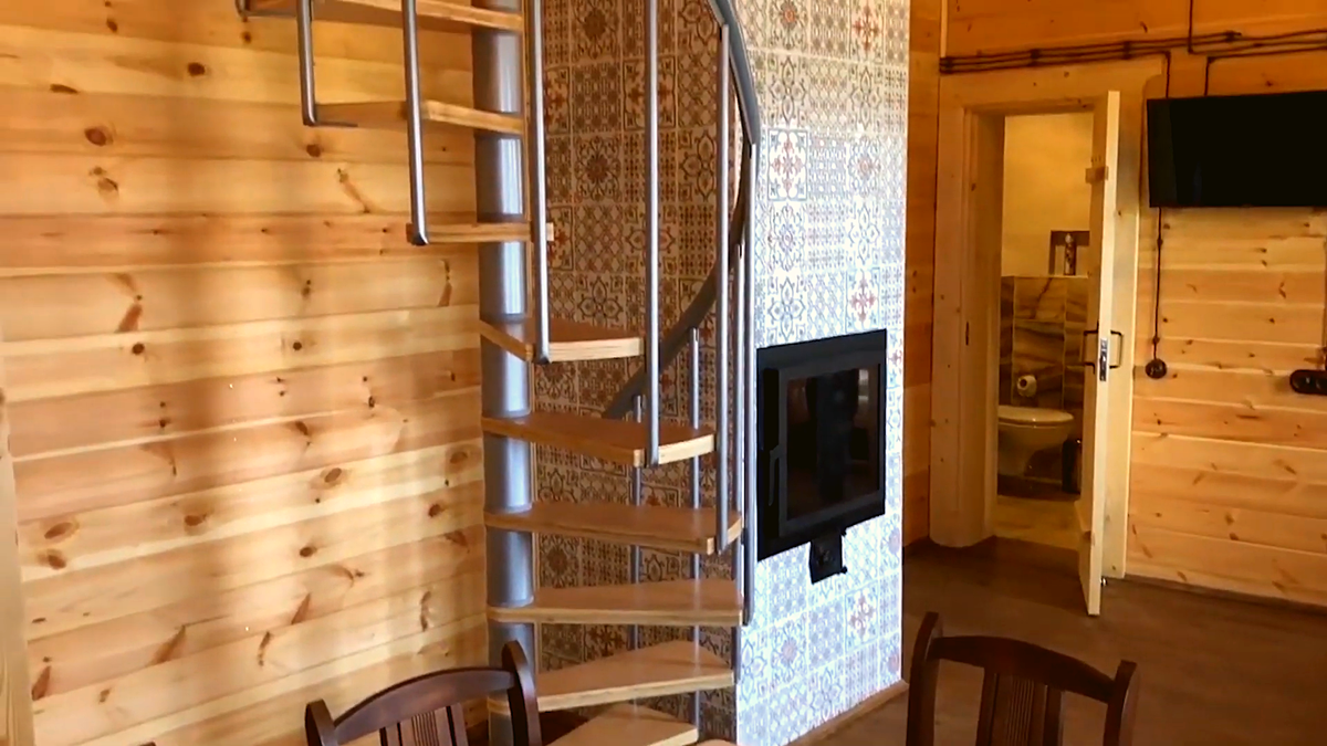 Один из номеров усадьбы "4 Сезона". Домики отапливаются газом, но для создания уютной атмосферы в некоторых есть камины