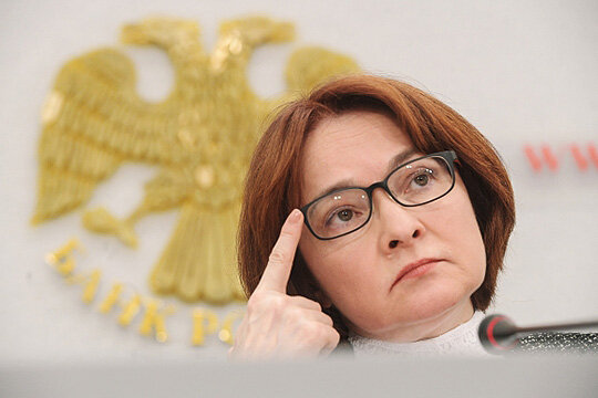 Как ЦБ РФ влияет на жизнь граждан страны
В стране процветает кризис, практически все отрасли несут огромные потери. А что же происходит в банковском секторе? И как это влияет на граждан страны?
Пожалуй, начнем с того, что совсем недавно ЦБ РФ опустил ключевую ставку до 4,5%. Такая мера должна помочь восстановить экономику после последствий коронавируса.
Вместе с этим, некоторые банки начали снижать ставки и первоначальные взносы по ипотеке. Причем процент достаточно заманчивый в сравнении с тем, что было до пандемии. Однако люди не торопятся брать кредиты и ипотеки, обосновывая это тем, что ситуация в стране очень нестабильна, что будет завтра никто не знает, да и у некоторых нет даже 5-10% денежных средств, для того чтобы внести первоначальный взнос.
Тем временем банки вынуждены вводить новые ограничения. Так один из банков заявил о введении комиссии за все транзакции внутри банка на сумму свыше 50 тысяч рублей. Тем самым создав для своих клиентов новые расходы.
ЦБ РФ пытается контролировать ситуацию в стране, однако к чему это все привет – пока никто не знает.