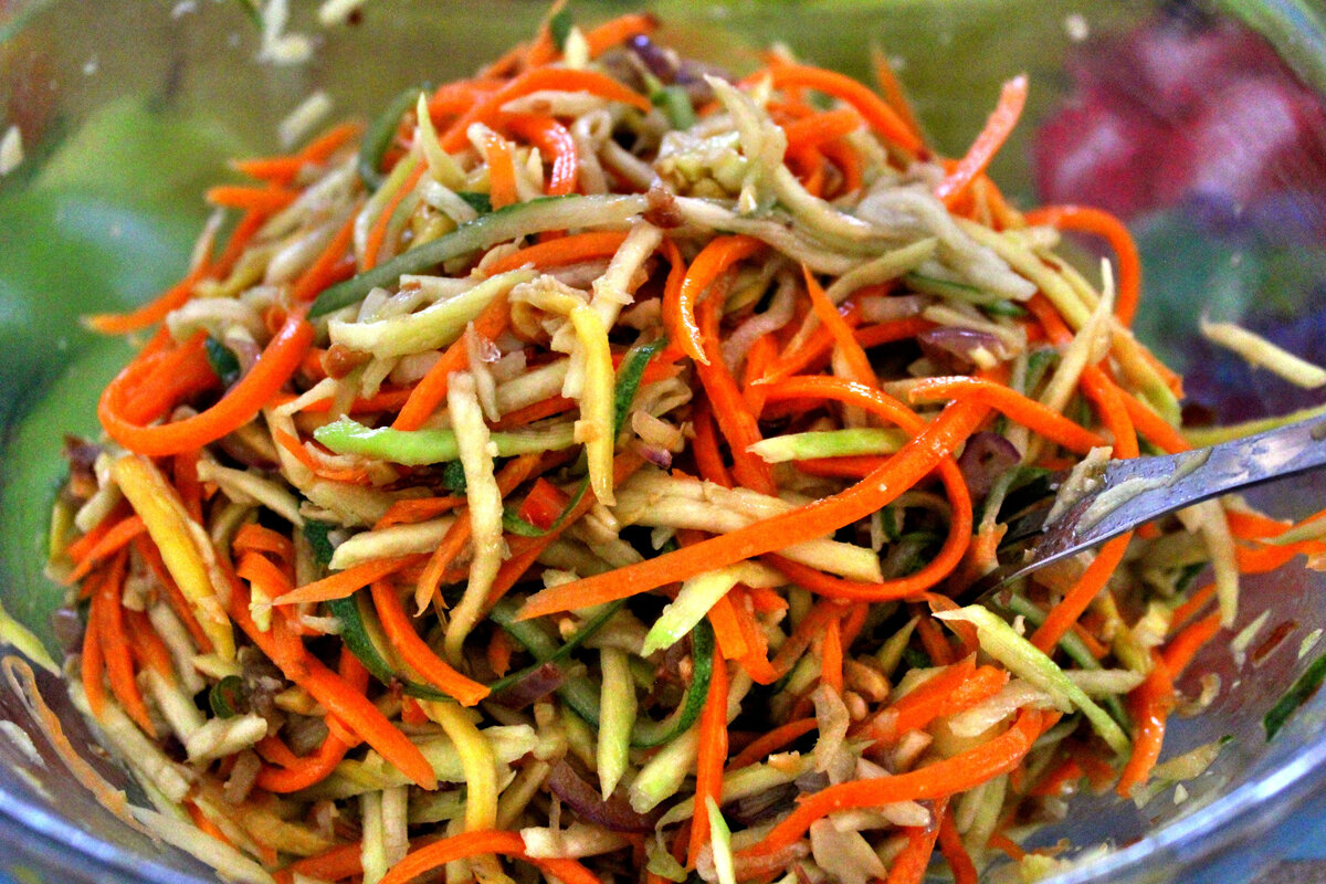 Салат из соленых огурцов с морковью на растительном масле