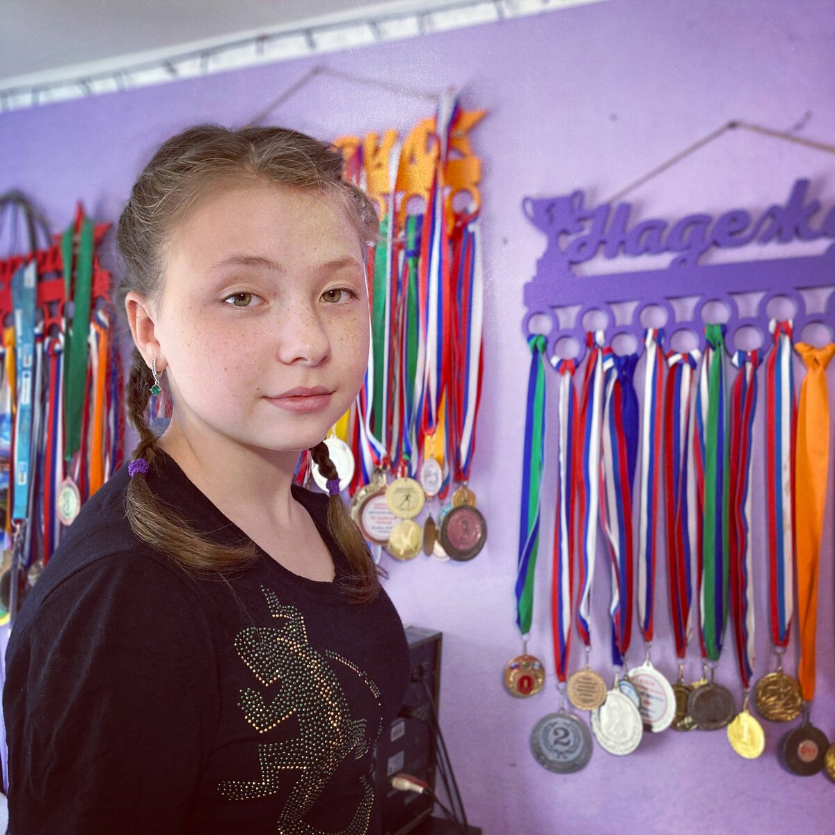 Кто то скажет ой зачем столько? Одного то тяжело поднимать а тут 8 детей,посмотрите про них, составте свое мнение. Я сама люблю детей и у меня двое сыновей и если бы была возможность я сама бы рожала но увы.......                       Сейчас большие семьи редкость и надо не осуждать а помогать, поддерживать, денег что платит государство на каждого это сущие копейки 200 р как многодетные, 290 р это каждого ежемесячно, оплата за ту же электроэнергию им не полагается, смешные суммы для такой семьи, теперь вы понимаете что не ради денег рожают, поддержите семью хотя бы просмотром https://www.youtube.com/channel/UCBkTVxenBesziIvkIUdpNog