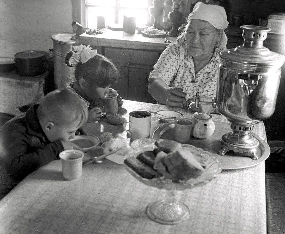 Бабушка с внучатами. Примерно, как мы с братом.