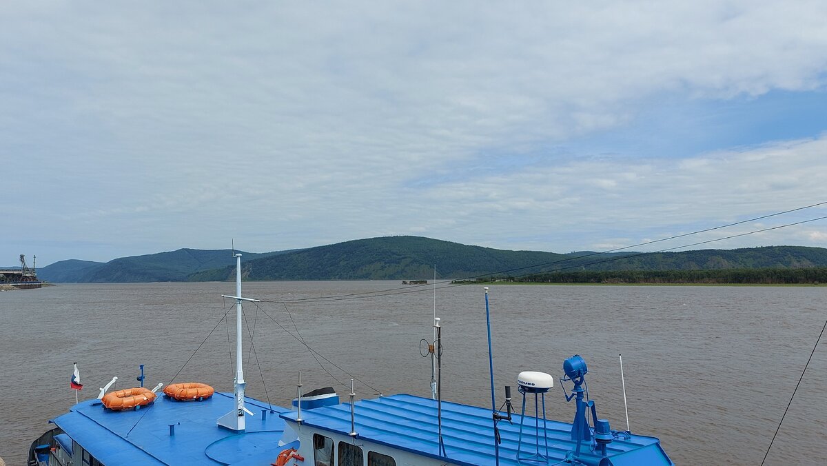 Вид с реки Амур на о. Зеленый (с набережной у Речного вокзала)