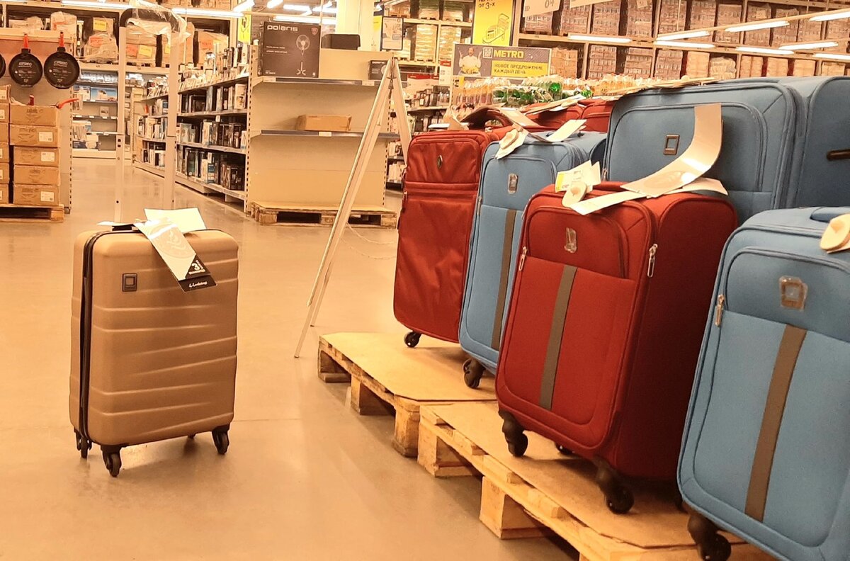 Акции на чемоданы в метро. Чемоданы метро магазин. Все ящики на 5 карте метро рояль на радейке. В метро с чемоданом. Метро исход лекарство для ани.