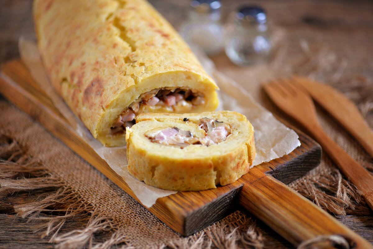 Картофельный рулет. Рулет с картошкой. Картофельный рулет с ветчиной и сыром. Картофельный рулет с фаршем