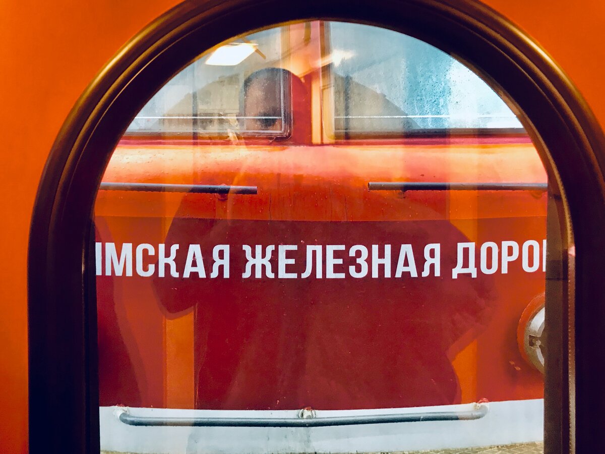 Перед Крымским мостом встречает локомотив Крымской железной дороги. Санкции... Фото автора.