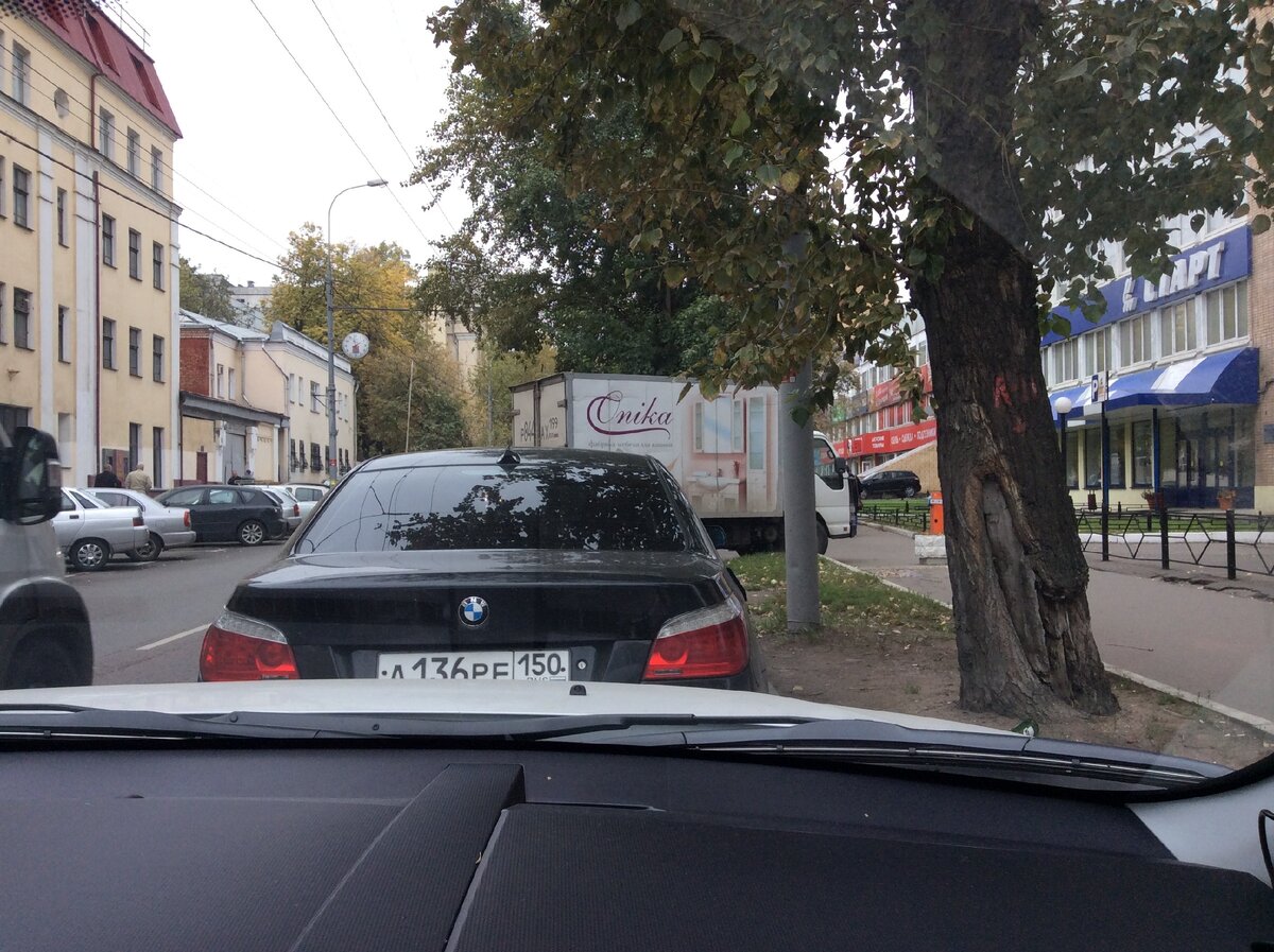 А вон и красавчик-грузовичок.