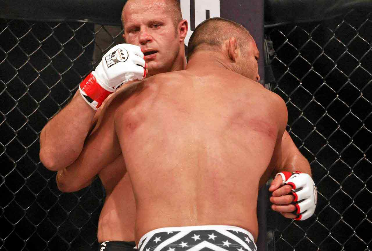 Бокс обнимаются. Бокс объятия. Боксер любитель. Бой пакьяо и мейвезера. Боксеры обнимаются после боя.