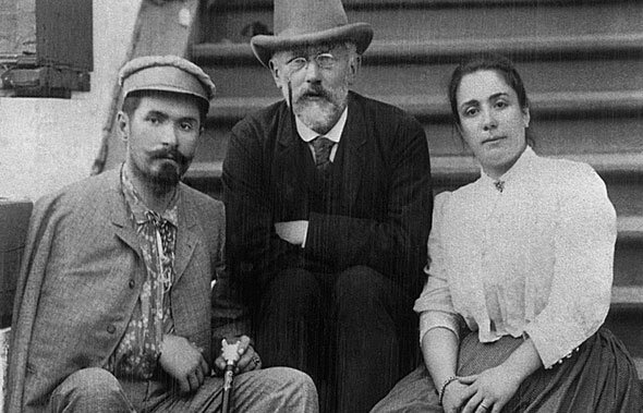 ПЕТР ИЛЬИЧ ЧАЙКОВСКИЙ (В ЦЕНТРЕ) С ПЕРВЫМИ ИСПОЛНИТЕЛЯМИ ПАРТИЙ ГЕРМАНА И ЛИЗЫ В ОПЕРЕ «ПИКОВАЯ ДАМА» НИКОЛАЕМ И МЕДЕЕЙ ФИГНЕР. 1890 ГОД 
