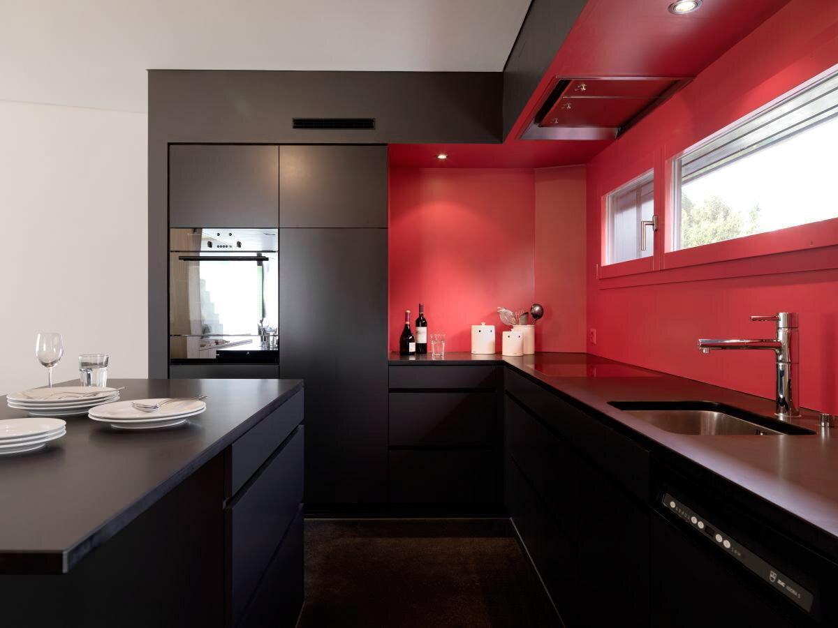 Кому подойдет дизайн красно-черных кухонь?