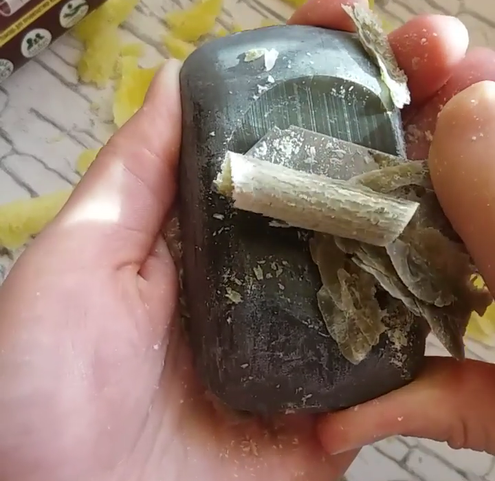 резка сухого дегтярного мыла