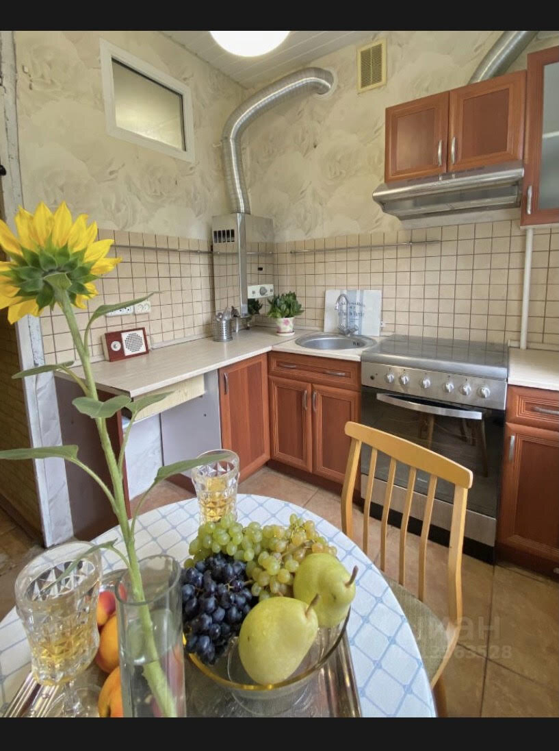 фото в сайте Циан, внимание к деталям: нет гразных тряпок и средст для мытья на столешнице, только красивый накрытый стол 