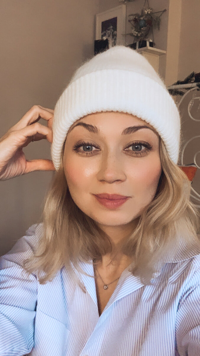  Очень тёплая шапка с AliExpress. Она толстенькая и плотная и в ней тепло даже в минус двадцать. 