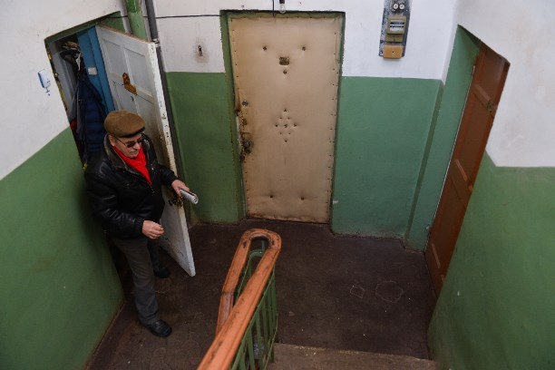 Слева — кухня, прямо — спальня, справа — санузел и чулан. Фото: газета «Слобода»