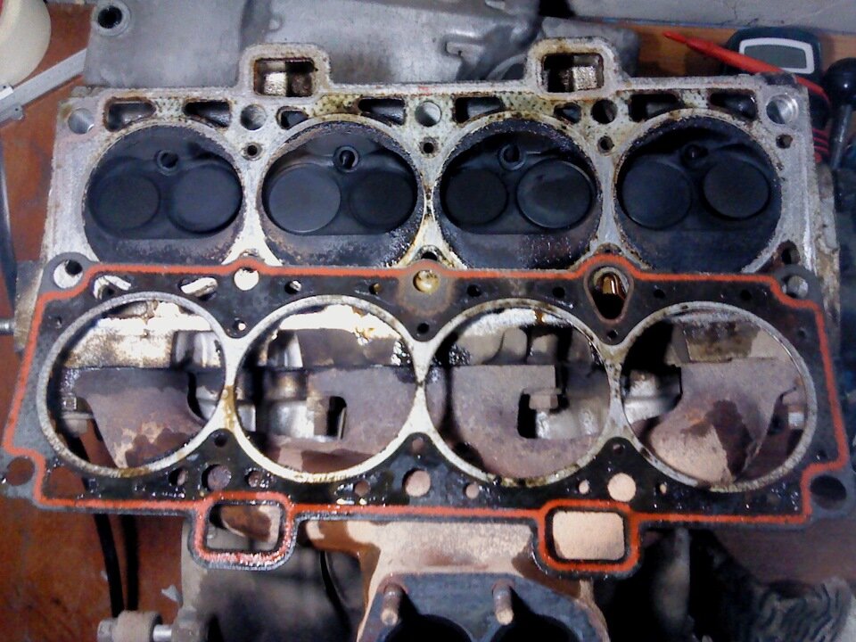 Фото с сайта:https://ladaautos.ru/vaz-2114/kak-delaetsya-zamena-prokladki-gbc-vaz-2114-8-klapanov.html