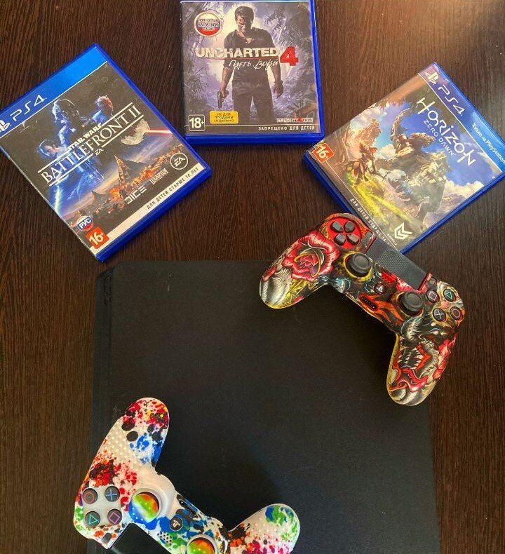 Набор Playstation 4 + 2 dualshock v2 + 3 диска + аккаунт с 10 играми.